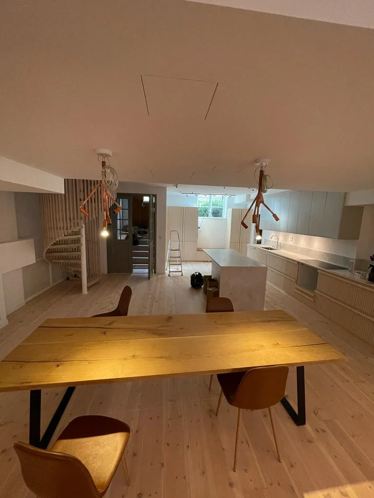 Renoverat badrum med ekkommod och rund spegel