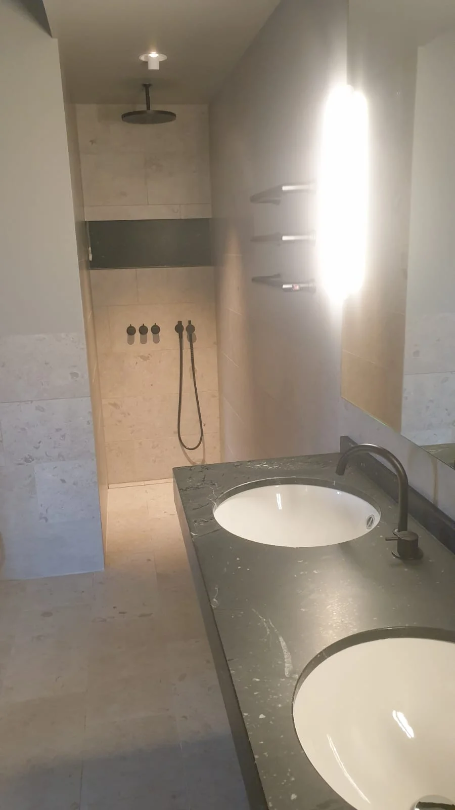 Renoverat badrum med ekkommod och rund spegel
