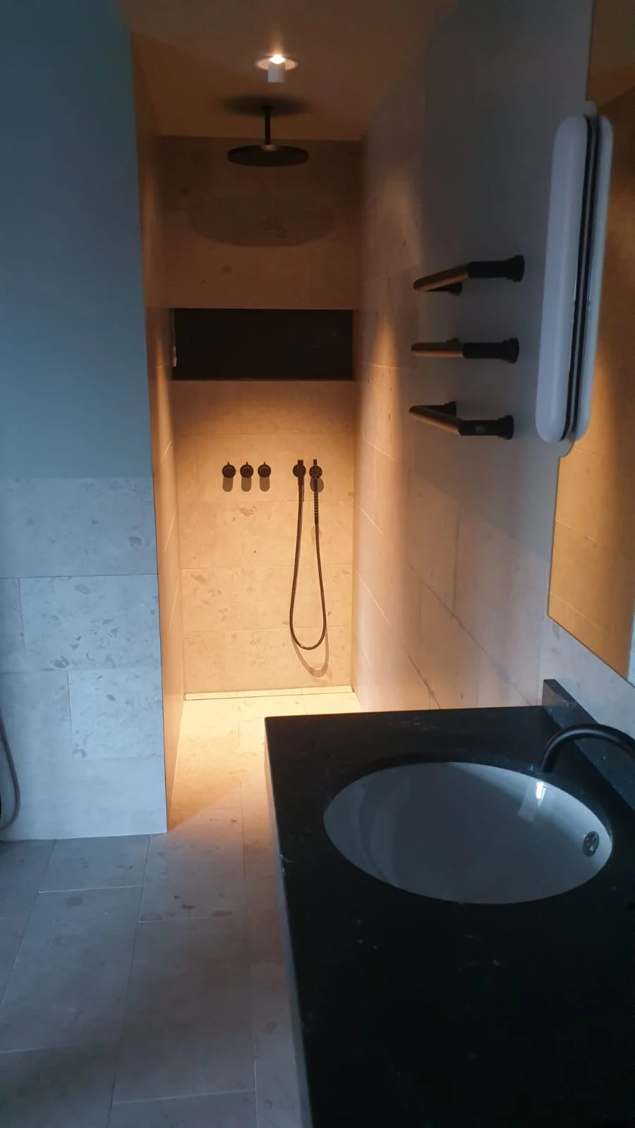 Renoverat badrum med ekkommod och rund spegel