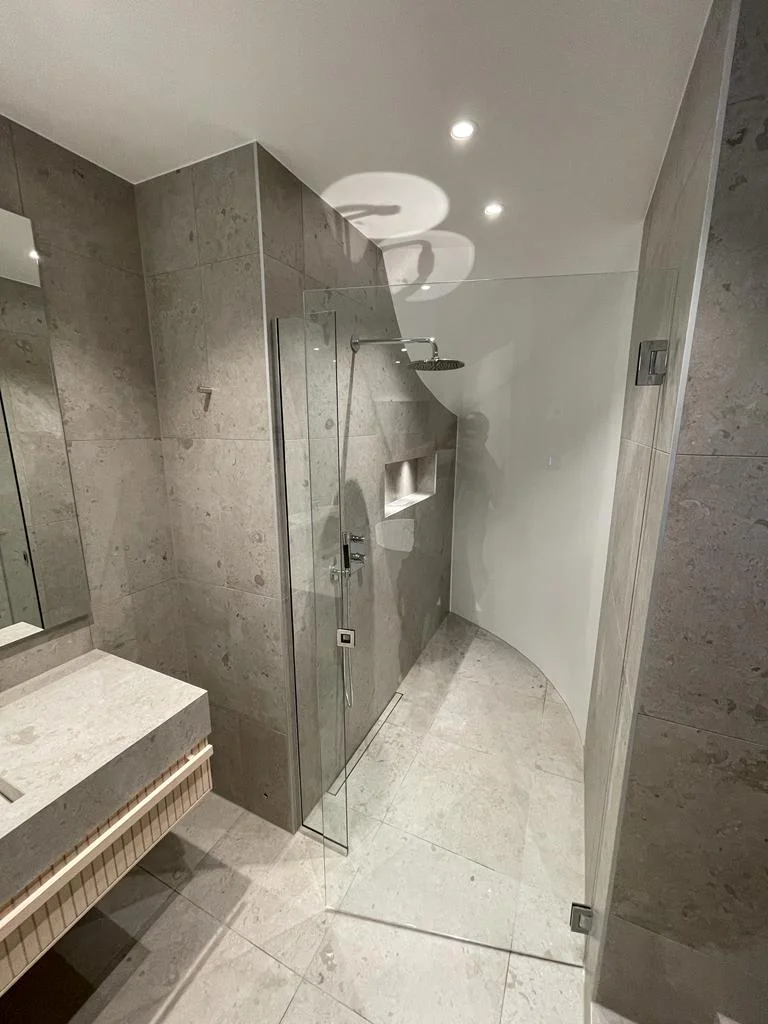 Renoverat badrum med ekkommod och rund spegel