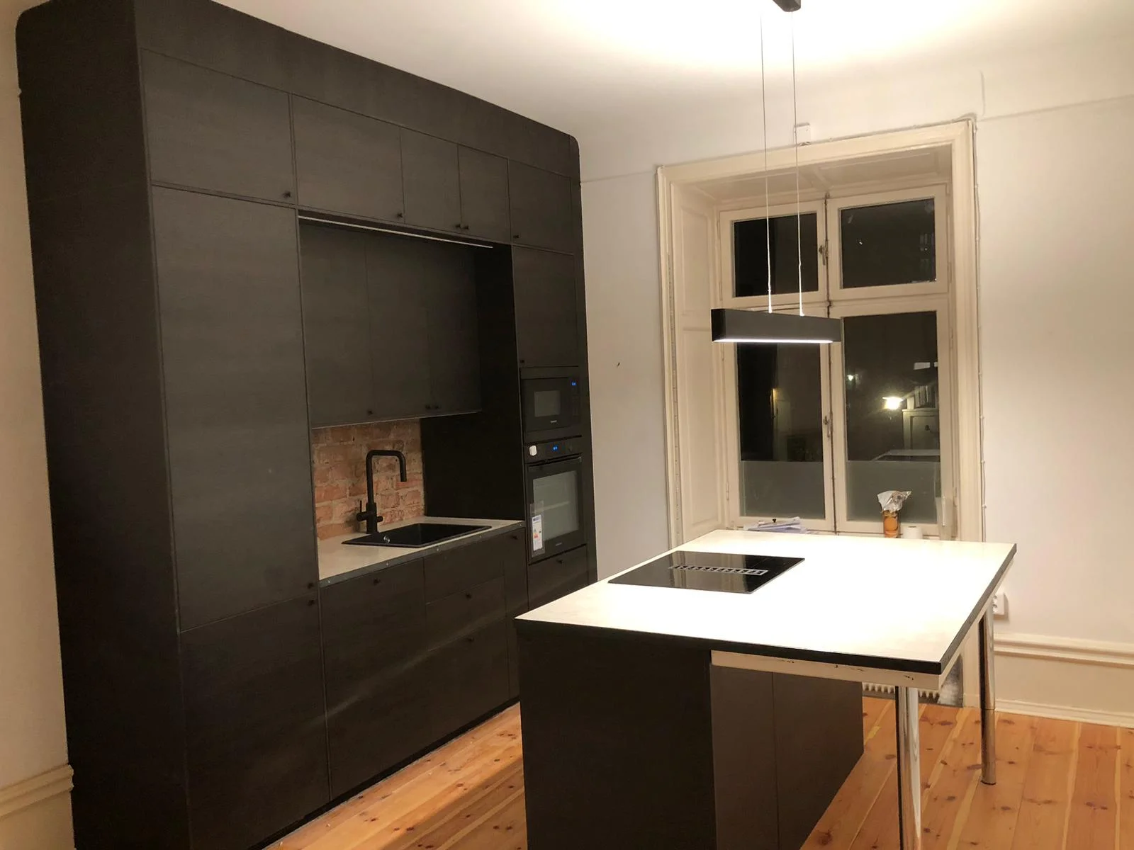 Renoverat badrum med ekkommod och rund spegel
