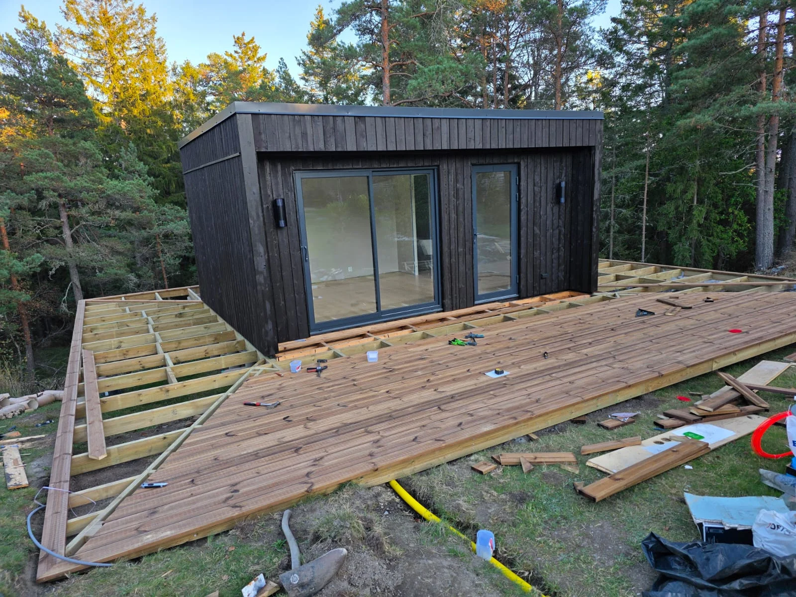 Detalj av badrum med kakel och förvaring