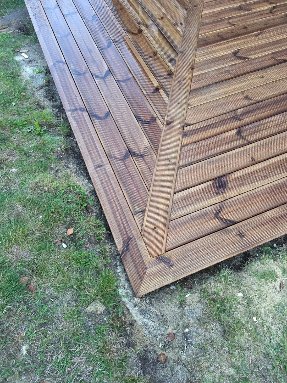 Detalj av badrum med kakel och förvaring
